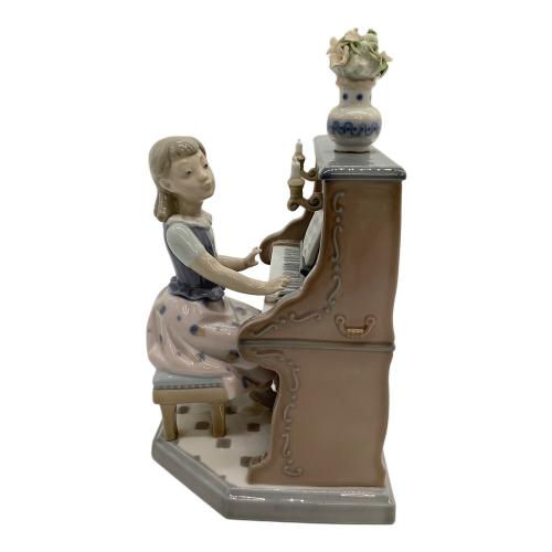 LLADRO (リヤドロ) フィギュリン ピアノのレッスン
