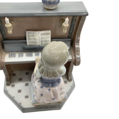 LLADRO (リヤドロ) フィギュリン ピアノのレッスン