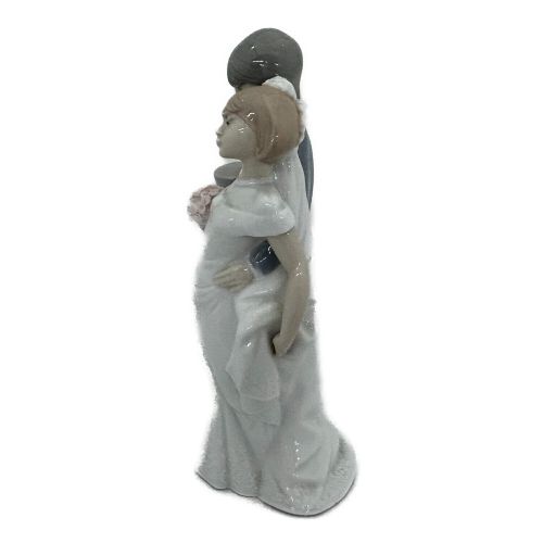 LLADRO (リヤドロ) フィギュリン 祝福の鐘の音 ※花びらカケ有