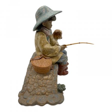 LLADRO (リヤドロ) フィギュリン 「凍った川で魚釣り」｜トレファクONLINE