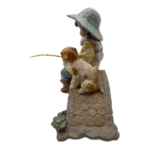 LLADRO (リヤドロ) フィギュリン 「凍った川で魚釣り」