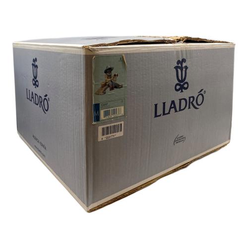 LLADRO (リヤドロ) フィギュリン 「凍った川で魚釣り」