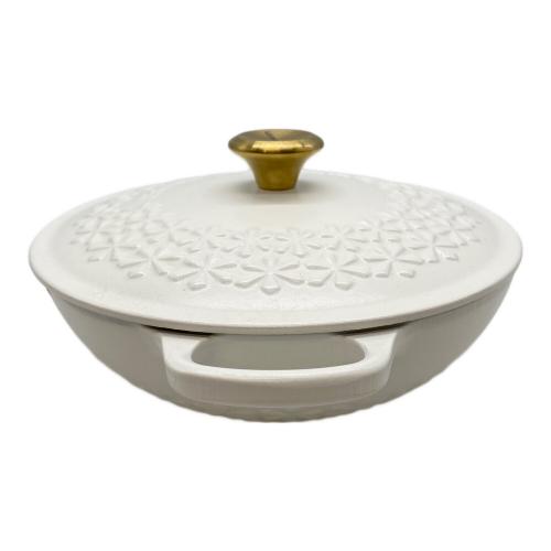 LE CREUSET (ルクルーゼ) 両手鍋 フラワーレリーフマルミット