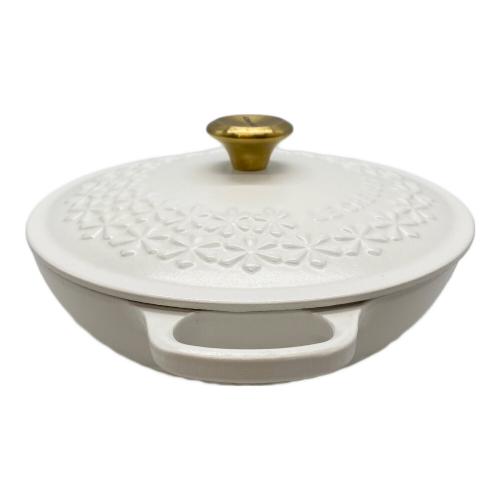 LE CREUSET (ルクルーゼ) 両手鍋 フラワーレリーフマルミット