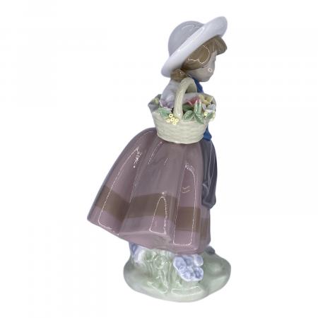 リヤドロ　甘い花の香り　フィギュリン Amazon.co.jp: LLADRO リヤドロ フィギュリン 甘い花の香り 高さ 約
