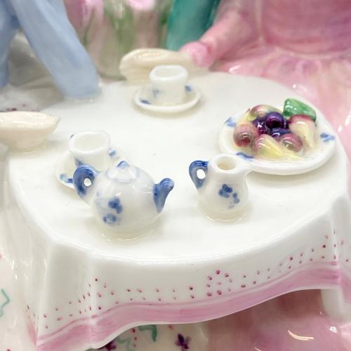 ROYAL DOULTON (ロイヤルドルトン) フィギュリン Afternoon Tea