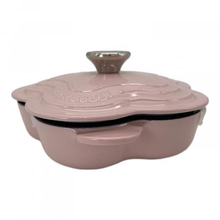 LE CREUSET 両手鍋 ピンク LE CREUSET (ルクルーゼ) 両手鍋 ピンク 花型｜トレファクONLINE