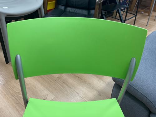 オカムラ スタッキングチェアー グリーン