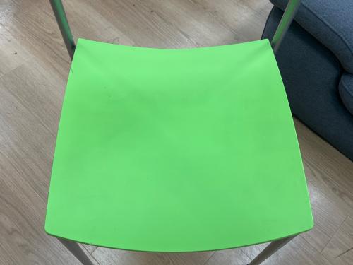 オカムラ スタッキングチェアー グリーン