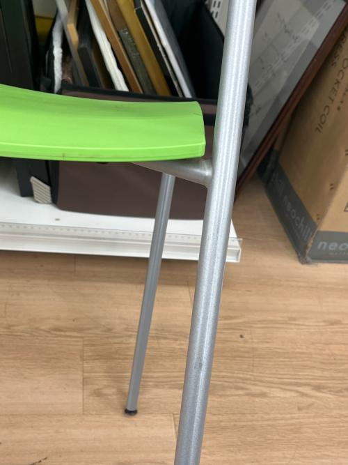 オカムラ スタッキングチェアー グリーン