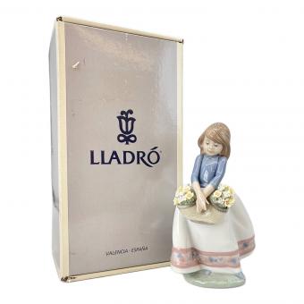 LLADRO (リヤドロ) フィギュリン 5月の花 05467