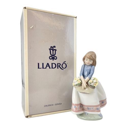 LLADRO (リヤドロ) フィギュリン 5月の花 05467