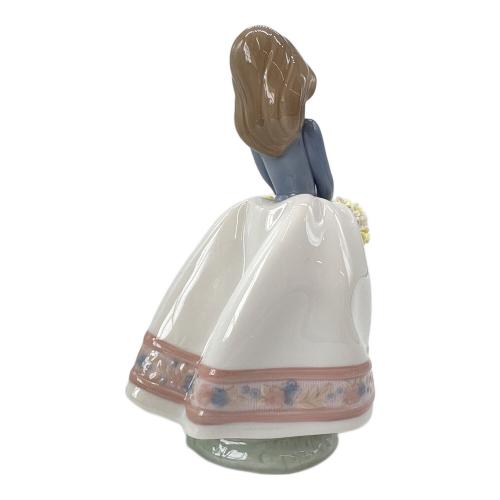 LLADRO (リヤドロ) フィギュリン 5月の花 05467