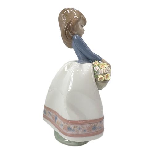 LLADRO (リヤドロ) フィギュリン 5月の花 05467