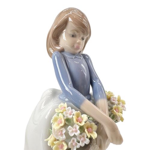 LLADRO (リヤドロ) フィギュリン 5月の花 05467