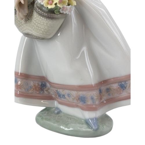 LLADRO (リヤドロ) フィギュリン 5月の花 05467