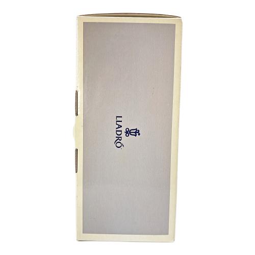 LLADRO (リヤドロ) フィギュリン 5月の花 05467