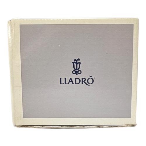 LLADRO (リヤドロ) フィギュリン 5月の花 05467