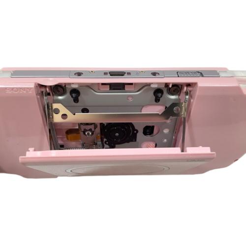 SONY PSP ブロッサムピンク、バッテリー欠品（ACアダプターで起動）、液晶縁にかけて黄ばみ、キズ有、スティック変色有、UMD読込OK、メモリースティック読込OK、各ボタンOK