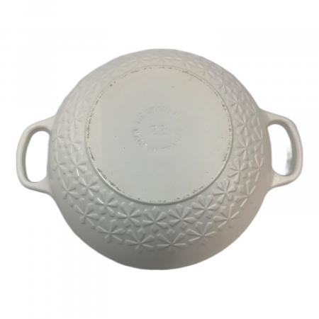 LE CREUSET (ルクルーゼ) 両手鍋 フラワーレリーフ コットン SIZE 22CM
