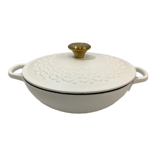 LE CREUSET (ルクルーゼ) 両手鍋 フラワーレリーフ コットン SIZE 22CM ホワイト シグニチャー マルミット