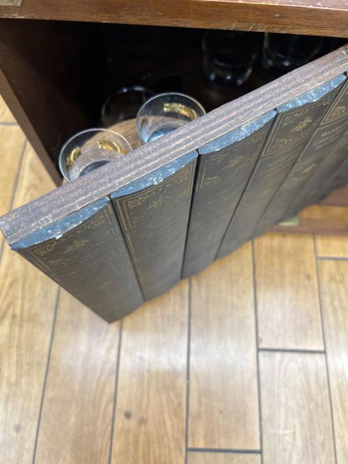 回転式隠し扉 アルコールキャビネット