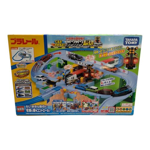 TOMY (トミー) くるぞわたるぞ！トミカと遊ぼう！カンカン踏切セット プラレール