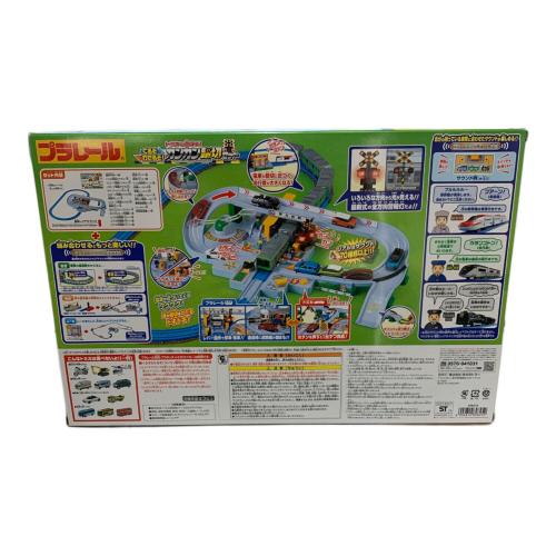 TOMY (トミー) くるぞわたるぞ！トミカと遊ぼう！カンカン踏切セット プラレール