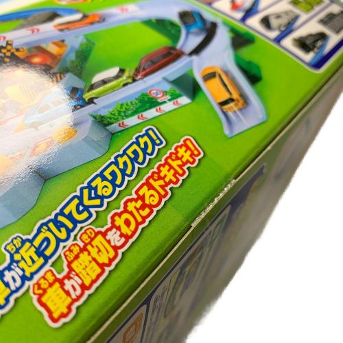TOMY (トミー) くるぞわたるぞ！トミカと遊ぼう！カンカン踏切セット プラレール