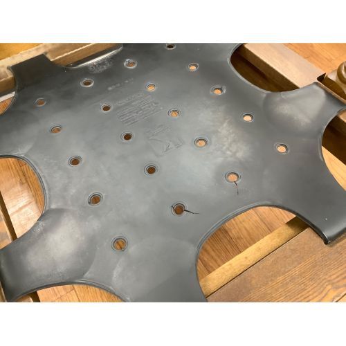 キツツキ 一人掛けアームチェア ブラウン