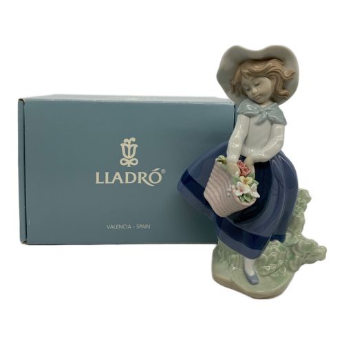 LLADRO (リヤドロ) フィギュリン きれいな花ばかり 01005222