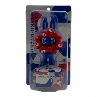 ミャクミャクになりきったラブブ