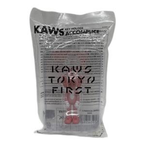 KAWS TOKYO FIRST キーホルダー ピンク KAWS ACCOMPLICE