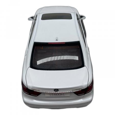 1/18 レクサス LS600hL(ホワイトパールクリスタルシャイン/ブラック
