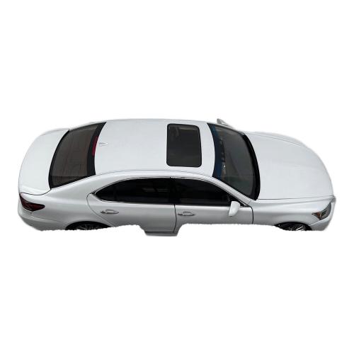 1/18 レクサス LS600hL(ホワイトパールクリスタルシャイン/ブラック) 「シグネチャーシリーズ」 ミニカー