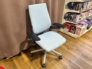 Steelcase (スチールケース) ワークチェアー ブルー　Gesture Task Chair