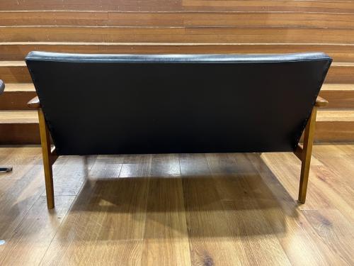 カリモク60 (カリモクロクマル) 2人掛けソファー ブラック Kチェア