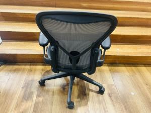 Herman Miller (ハーマンミラー) アーロンチェア AER1B22PWZSSG1G1G1BBBK23103 リマスタードモデル・ライト・Ｂサイズ・グラファイトベース ブラック