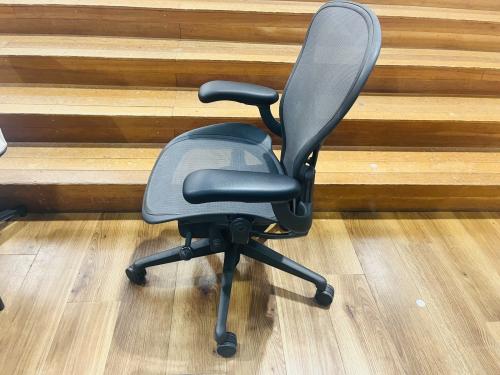 Herman Miller (ハーマンミラー) アーロンチェア AER1B22PWZSSG1G1G1BBBK23103 リマスタードモデル・ライト・Ｂサイズ・グラファイトベース ブラック