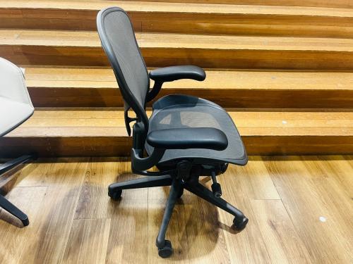 Herman Miller (ハーマンミラー) アーロンチェア AER1B22PWZSSG1G1G1BBBK23103 リマスタードモデル・ライト・Ｂサイズ・グラファイトベース ブラック