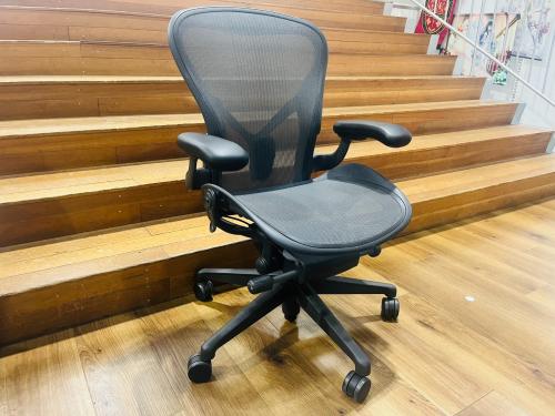 Herman Miller (ハーマンミラー) アーロンチェア AER1B22PWZSSG1G1G1BBBK23103 リマスタードモデル・ライト・Ｂサイズ・グラファイトベース ブラック