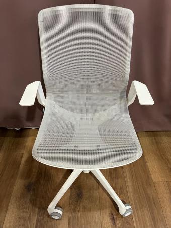 オカムラ  オフィスチェア  シナーラ　CD77CKF2X2　ﾖｺﾞﾚ有　ホワイト