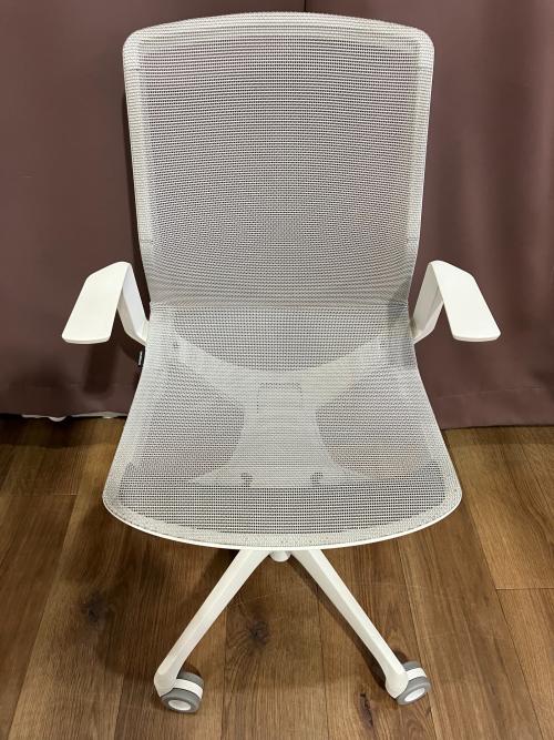 オカムラ  オフィスチェア  シナーラ　CD77CKF2X2　ﾖｺﾞﾚ有　ホワイト