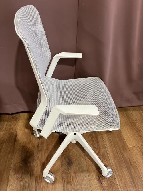オカムラ  オフィスチェア  シナーラ　CD77CKF2X2　ﾖｺﾞﾚ有　ホワイト