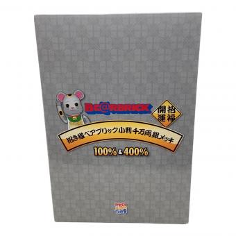 BEAR BRICK (ベアブリック) 招き猫 小判 千万両 銀メッキ 100% & 400% 2026年 メディコム・トイ 東京ソラマチ店限定
