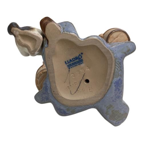 LLADRO (リヤドロ) フィギュリン 両手で水を汲む少女