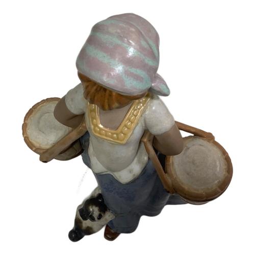 LLADRO (リヤドロ) フィギュリン 両手で水を汲む少女