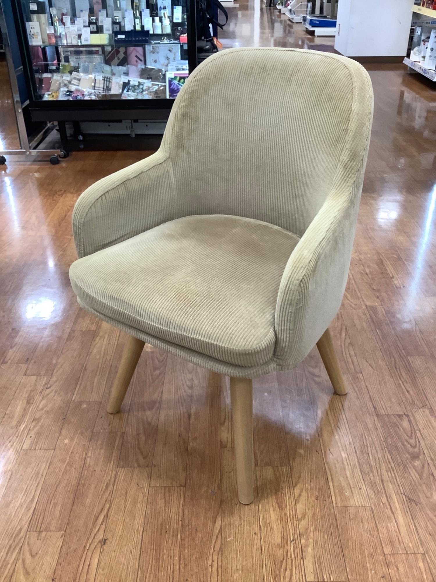 この椅子は売約済みです。 UNICO PIVO ベージュ 回転式アームチェア UNICO PIVO ベージュ ファブリック 回転アームチェア フレンチ