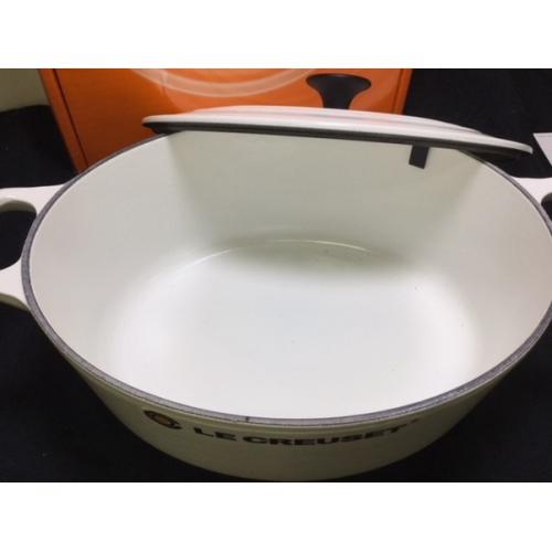 LE CREUSET (ルクルーゼ) ココット・オーバル ホワイト 未使用品 ココットオーバール25cm入荷！