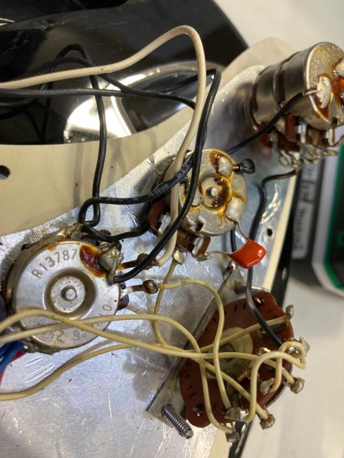 FENDER (フェンダー) エレキギターAmerican Standard Stratocaster 通電確認のみ 1987年製 EE103942　ｼﾞｬﾝｸ品